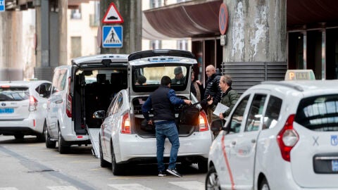 Varias personas se disponen a coger un taxi en la Estaci&oacute;n de Atocha-Almudena Grandes (Madrid)