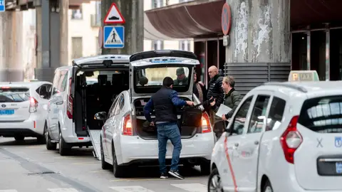 Varias personas se disponen a coger un taxi en la Estación de Atocha-Almudena Grandes (Madrid) Varias personas se disponen a coger un taxi en la Estación de Atocha-Almudena Grandes (Madrid)