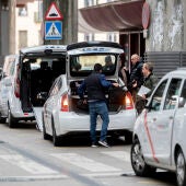 Varias personas se disponen a coger un taxi en la Estación de Atocha-Almudena Grandes (Madrid)