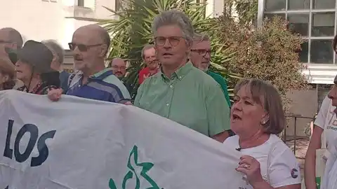 Juan Clavero en la concentración de apoyo previa al juicio Juan Clavero en la concentración de apoyo previa al juicio