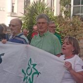 Juan Clavero en la concentración de apoyo previa al juicio