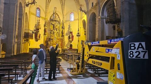 El Alcalde Marcos Zaragoza y la edil de Patrimonio Hist&oacute;rico, Rosa Llorca, visitando la parroquia junto al vicario episcopal Juan Jos&eacute; Ortega