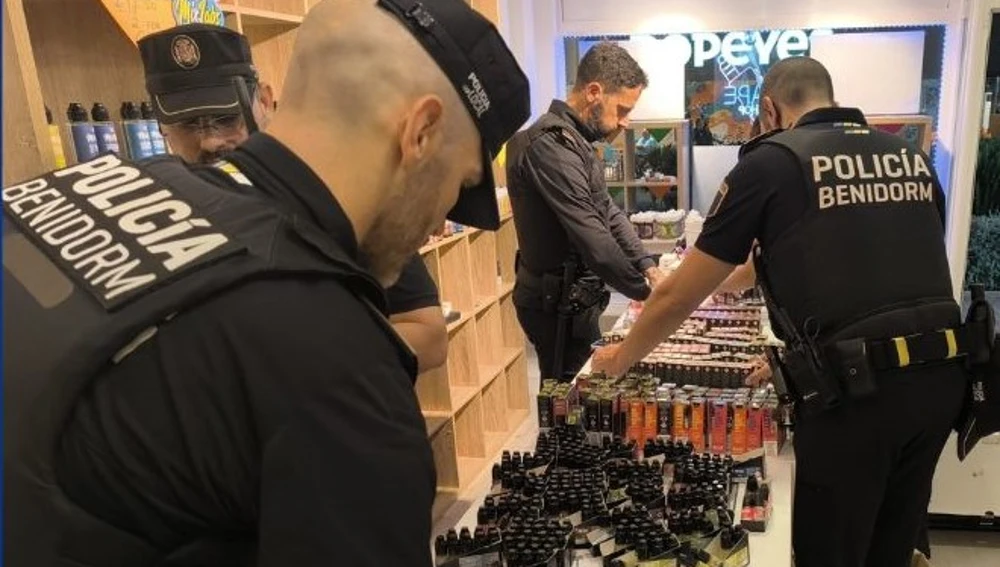 Intervención de la policía local en el comercio de Benidorm Intervención de la policía local en el comercio de Benidorm