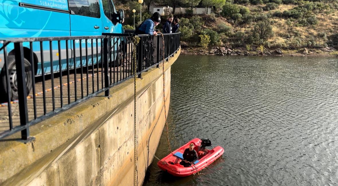 Buzos inspeccionan la toma de agua del embalse de Fresneda para mejorar la captación de agua de Valdepeñas Buzos inspeccionan la toma de agua del embalse de Fresneda para mejorar la captación de agua de Valdepeñas