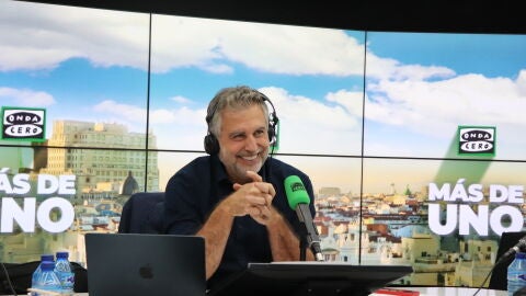 Carlos Alsina, director de 'M&aacute;s de uno', durante un programa en directo