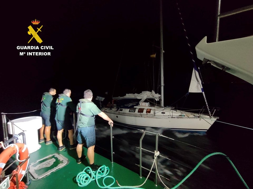 Rescatados cuatro tripulantes de un velero cuando iba a estrellarse contra las rocas en Tabarca Rescatados cuatro tripulantes de un velero cuando iba a estrellarse contra las rocas en Tabarca