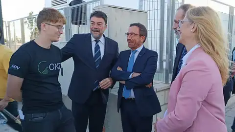 A la izquierda, el joven emprendedor quien recibe el saludo de las autoridades A la izquierda, el joven emprendedor quien recibe el saludo de las autoridades