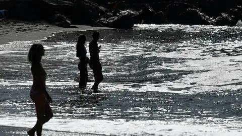 Varias personas disfrutan de las agradables temperaturas, este miércoles en la playa del Portixol, en Palma de Mallorca. Adiós a las lluvias: sol y más de 25 grados en estas zonas