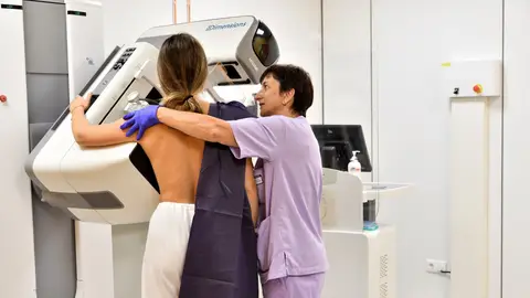 Una mujer se realiza una mamografía. Cáncer de mama en mujeres jóvenes: ¿qué hay que tener en cuenta?