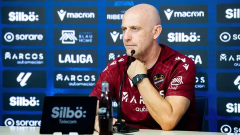 El entrenador del Levante UD en rueda de prensa El entrenador del Levante UD en rueda de prensa
