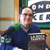 Paco López con su libro La Roca Tarpeya Paco López con su libro La Roca Tarpeya