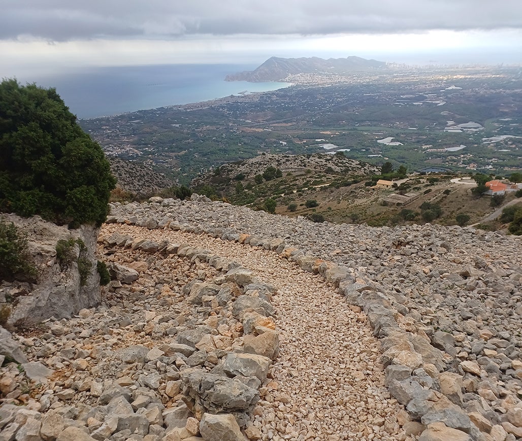 Altea retoma las obras de mejora del sendero homologado de Sierra Bèrnia Altea retoma las obras de mejora del sendero homologado de Sierra Bèrnia