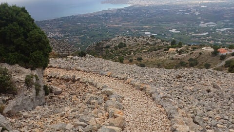 Altea retoma las obras de mejora del sendero homologado de Sierra B&egrave;rnia 