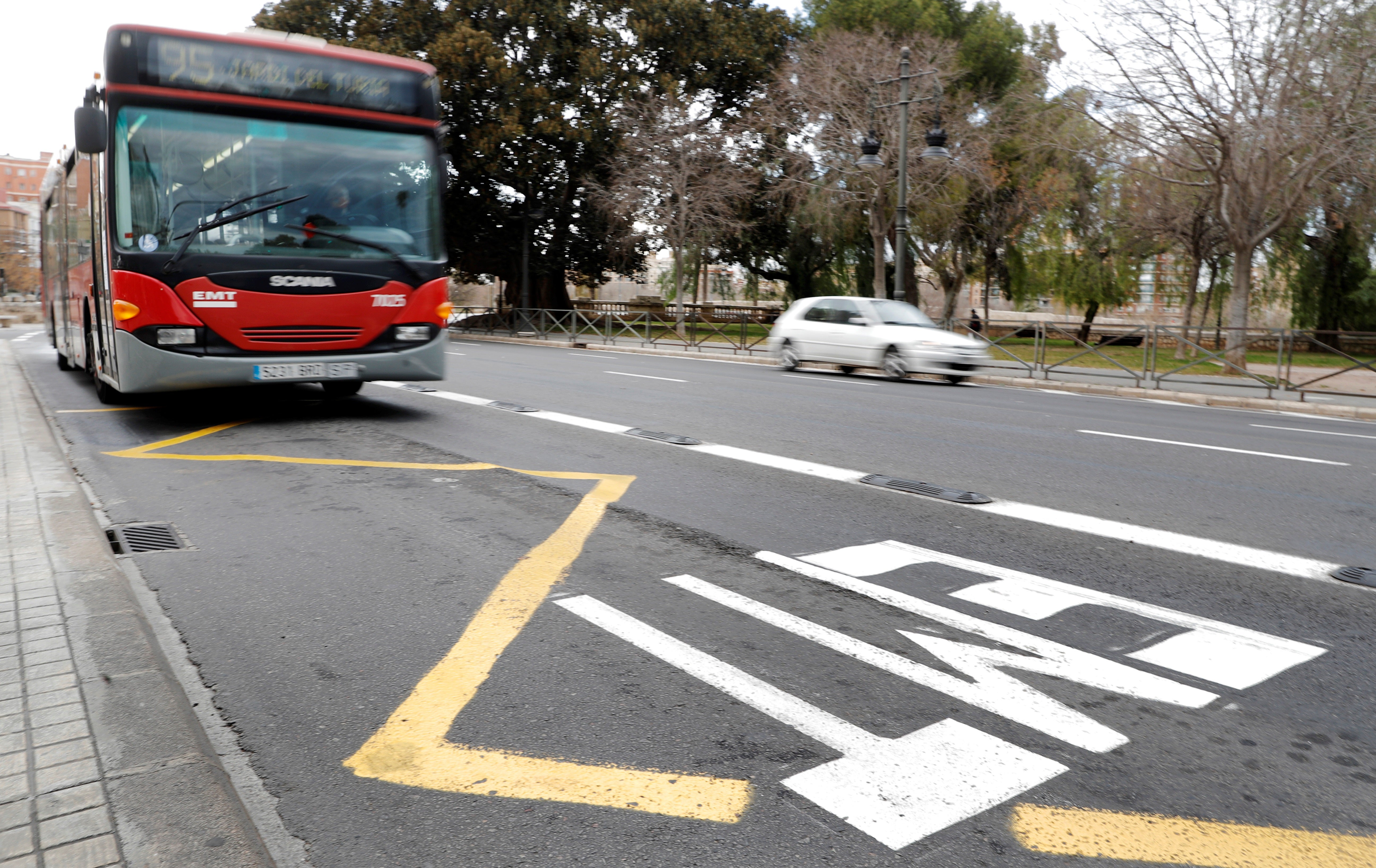 Un conductor de la EMT de València auxilia a una mujer que estaba siendo agredida por su pareja Un conductor de la EMT de València auxilia a una mujer que estaba siendo agredida por su pareja