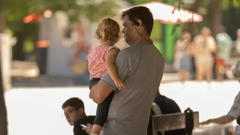 Padre e hija en el parque de El Retiro, Madrid Padre e hija en el parque de El Retiro, Madrid