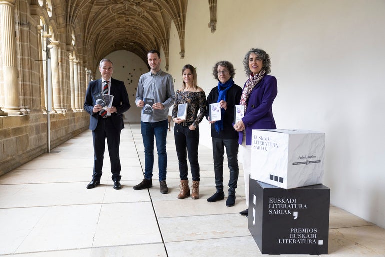 Julia Otxoa, Aiora Jaka y Jon Urzelai son los últimos galardonados en los Premios Euskadi de Literatura Julia Otxoa, Aiora Jaka y Jon Urzelai son los últimos galardonados en los Premios Euskadi de Literatura