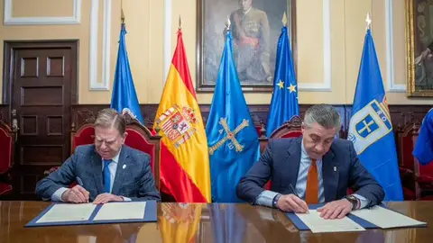 18-10-2024 Alfredo Canteli, alcalde de Oviedo, y Martín Peláez, presidente del Oviedo, firman el convenio de patrocinio del club. 18-10-2024 Alfredo Canteli, alcalde de Oviedo, y Martín Peláez, presidente del Oviedo, firman el convenio de patrocinio del club.