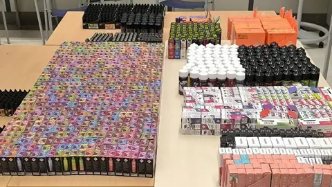 La policía local de Benidorm interviene dos mil vapers que incumplen la ley sanitaria La policía local de Benidorm interviene dos mil vapers que incumplen la ley sanitaria