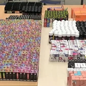 La policía local de Benidorm interviene dos mil vapers que incumplen la ley sanitaria La policía local de Benidorm interviene dos mil vapers que incumplen la ley sanitaria