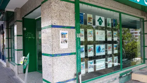 Imagen de archivo de una inmobiliaria con una amplia oferta de pisos en venta y alquiler Si eres inquilino, que no te engañen: cláusulas ilegales en el contrato de alquiler