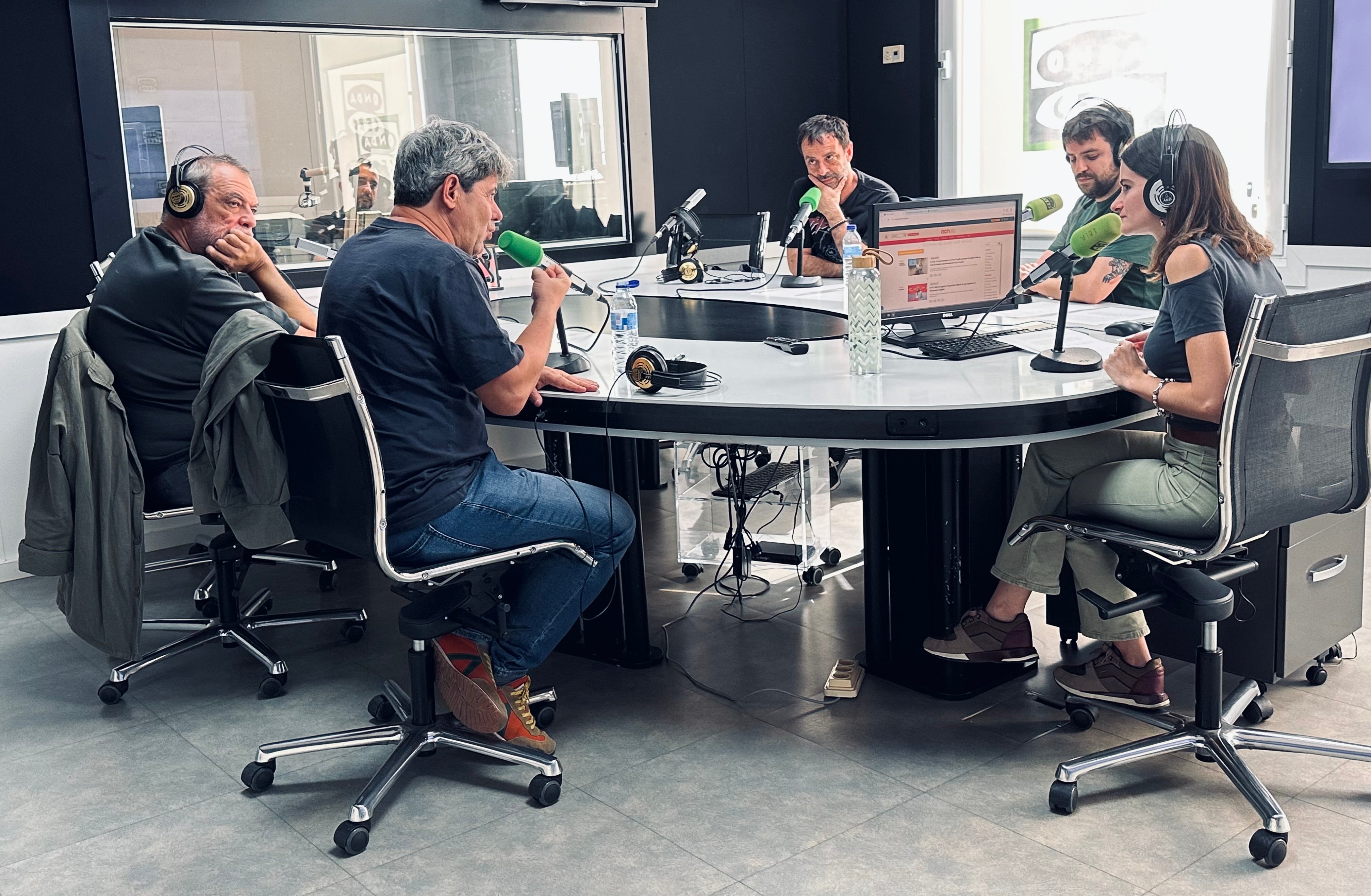 Carmen Mola explica com s'escriu una novel·la a sis mans Carmen Mola explica com s'escriu una novel·la a sis mans