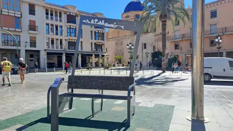Banco creado por Inescop a partir de más de 300 pares de calzado reciclados. Banco creado por Inescop a partir de más de 300 pares de calzado reciclados.