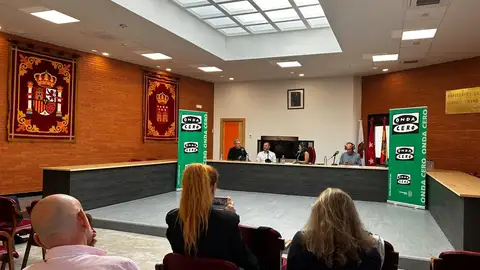 Más de uno Alcalá se traslada a Daganzo de Arriba con motivo del inicio del Festival de Cortometrajes Daganzo Trascámara Más de uno Alcalá en el salón de plenos del Ayuntamiento de Daganzo