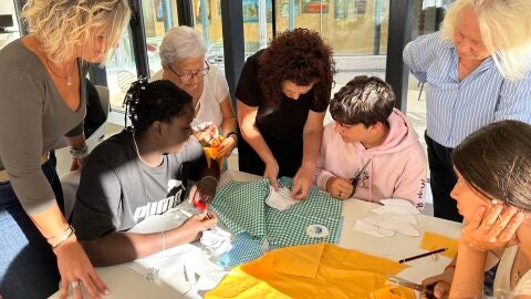 Taller intergeneracional de La Nuc&iacute;a: Coser y Tejer