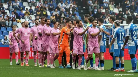 Los jugadores del Eldense y del Deportivo de la Coruña se saludan antes del inicio del partido en Riazor. Los jugadores del Eldense y del Deportivo de la Coruña se saludan antes del inicio del partido en Riazor.