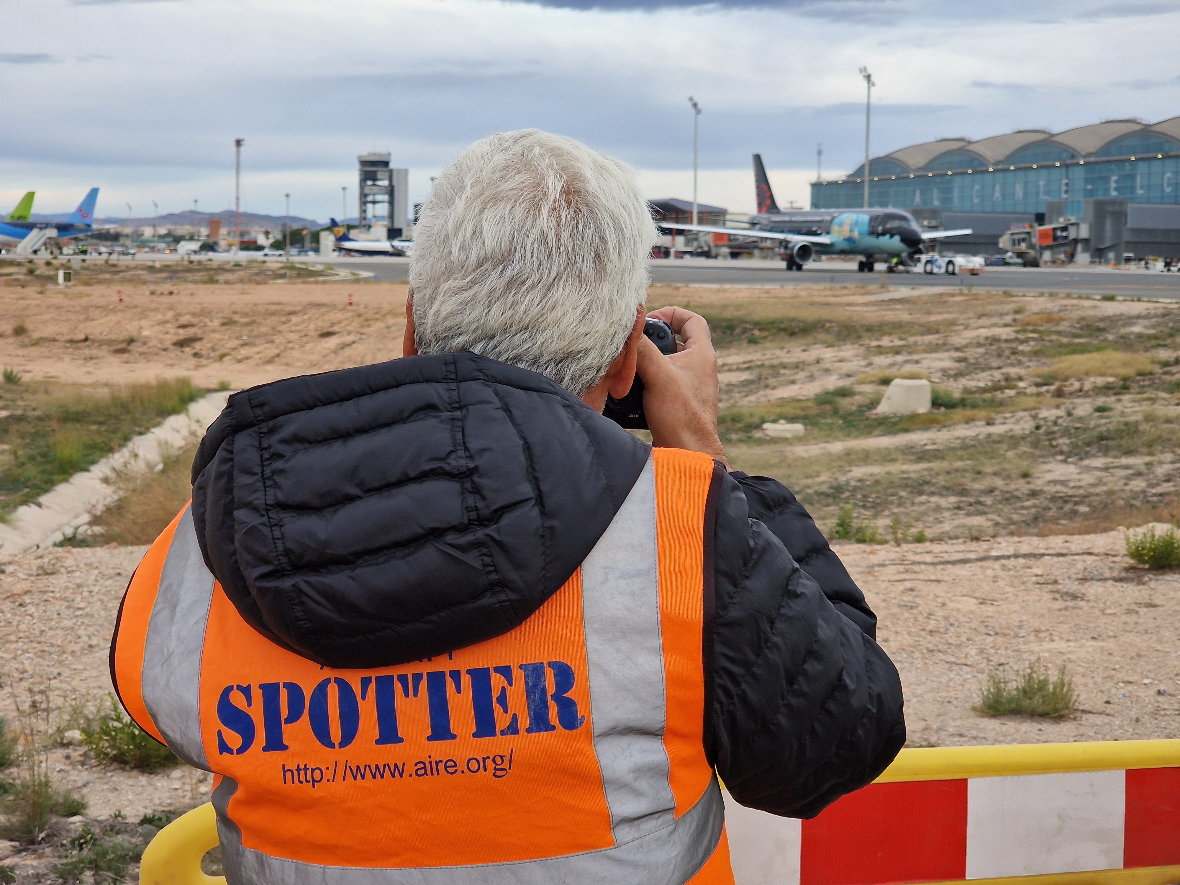 Sesenta aficionados a la fotografía aeronáutica disfrutan del VII ‘Spotter day’ del aeropuerto Alicante-Elche Sesenta aficionados a la fotografía aeronáutica disfrutan del VII ‘Spotter day’ del aeropuerto Alicante-Elche