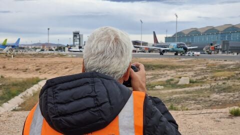 Uno de los participantes en el VII &lsquo;Spotter day&rsquo; del aeropuerto Alicante-Elche 'MiguelHern&aacute;ndez'.