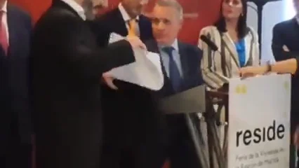 Rebeldía irrumpe en la Feria de la Vivienda de Murcia: exigen al gobierno regional el pago inmediato del Bono Social de Alquiler Joven Rebeldía irrumpe en la Feria de la Vivienda de Murcia: exigen al gobierno regional el pago inmediato del Bono Social de Alquiler Joven