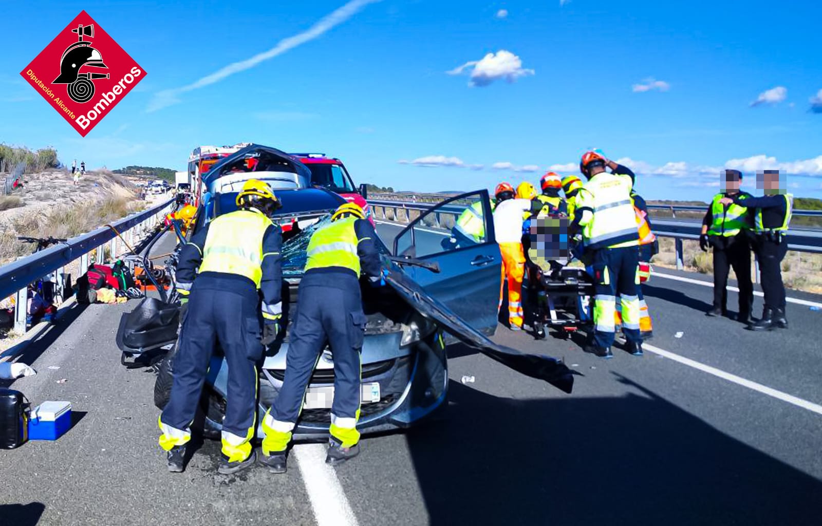 Accidente en Villena: un herido grave al colisionar un coche con un camión averiado que estaba en el arcén Accidente en Villena: un herido grave al colisionar un coche con un camión averiado que estaba en el arcén