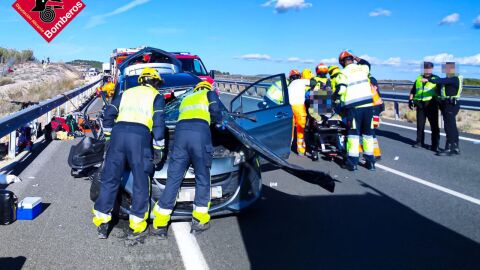 Los servicios de emergencias en el lugar del accidente ocurrido en laA-33, en el t&eacute;rmino municipal de Villena.