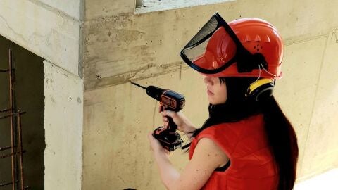 Imagen de archivo de una mujer realizando un trabajo de carpinter&iacute;a