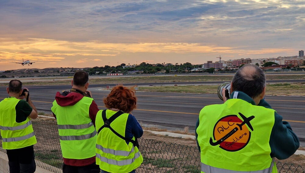 Participantes en el VII ‘Spotter day’ del aeropuerto Alicante-Elche 'MiguelHernández'.