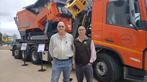El gerente de Surguifor, Juan Juárez y el CEO de MYSA, Olaf Mulder, junto a una pretrituradora. El gerente de Surguifor, Juan Juárez y el CEO de MYSA, Olaf Mulder, junto a una pretrituradora.