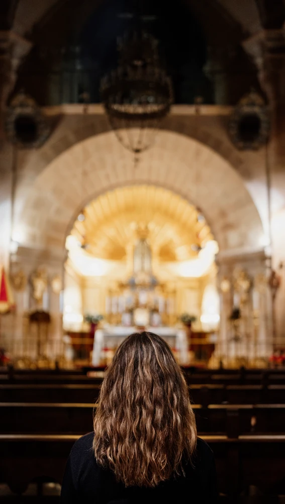 Peregrina orando en el Santuario de la Veracruz Peregrina orando en el Santuario de la Veracruz
