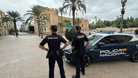 Dos agentes de la Policía Nacional en el centro de Elche. Dos agentes de la Policía Nacional en el centro de Elche.