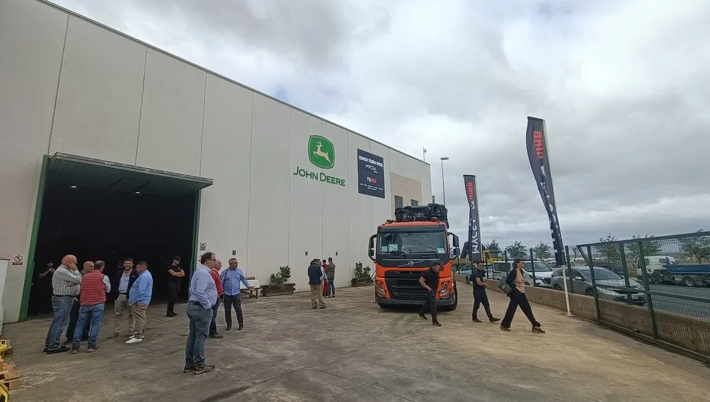 Numerosas personas pasaron por las instalaciones de Surguifor durante la Jornada de Puertas Abiertas. Numerosas personas pasaron por las instalaciones de Surguifor durante la Jornada de Puertas Abiertas.