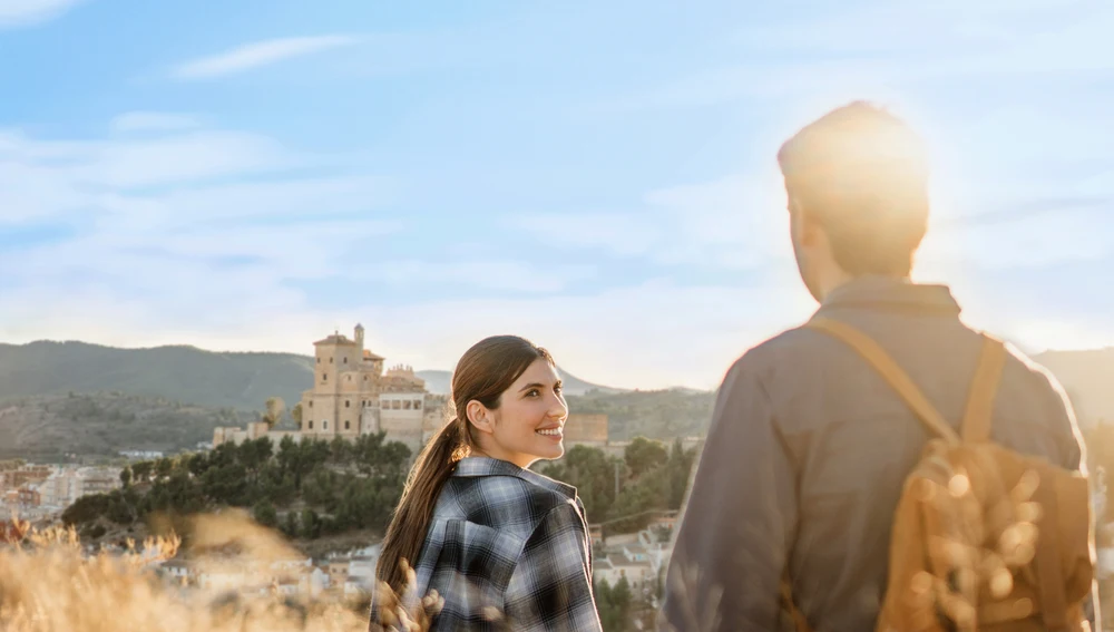 Pareja completando el Santuario de la Veracruz desde el camino de Levante Pareja completando el Santuario de la Veracruz desde el camino de Levante