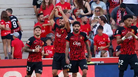 El delantero kosovar del Mallorca Vedat Muriqi celebra tras anotar un gol durante el partido de LaLiga entre el Mallorca y el Rayo Vallecano, disputado este domingo en el estadio de Son Moix. Muriqi rubrica el triunfo del Mallorca