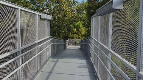 Pasarela peatonal sobre la v&iacute;a del tren en la calle Escudo de Alcal&aacute; de Henares
