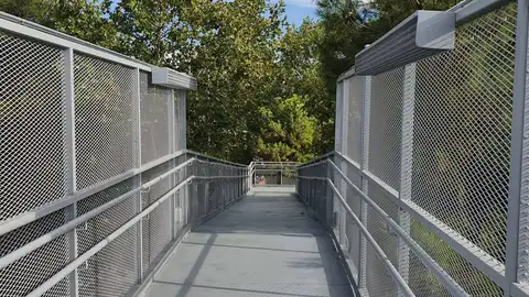 Las pasarelas peatonales de las calles Escudo y Gaceta de Alcalá de Henares serán más seguras gracias a la instalación de planchas antideslizantes Pasarela peatonal sobre la vía del tren en la calle Escudo de Alcalá de Henares