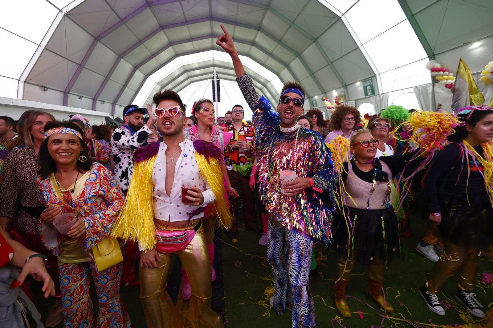 Más de 5.000 personas inundaron de color y ambiente festivo Horteralia en Cáceres Más de 5.000 personas inundaron de color y ambiente festivo Horteralia en Cáceres