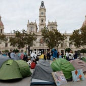 Vista de la acampada en la plaza del Ayuntamiento este domingo.