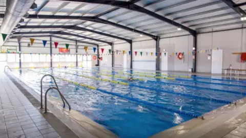 Víctor Sigüenza: "Estamos trabajando para que las actividades deportivas suspendidas puedan volver a prestarse en dos semanas" Víctor Sigüenza: "Estamos trabajando para que las actividades deportivas suspendidas puedan volver a prestarse en dos semanas"