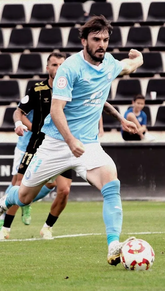 El centrocampista Eugeni en el momento de lanzar el penalti El centrocampista Eugeni en el momento de lanzar el penalti