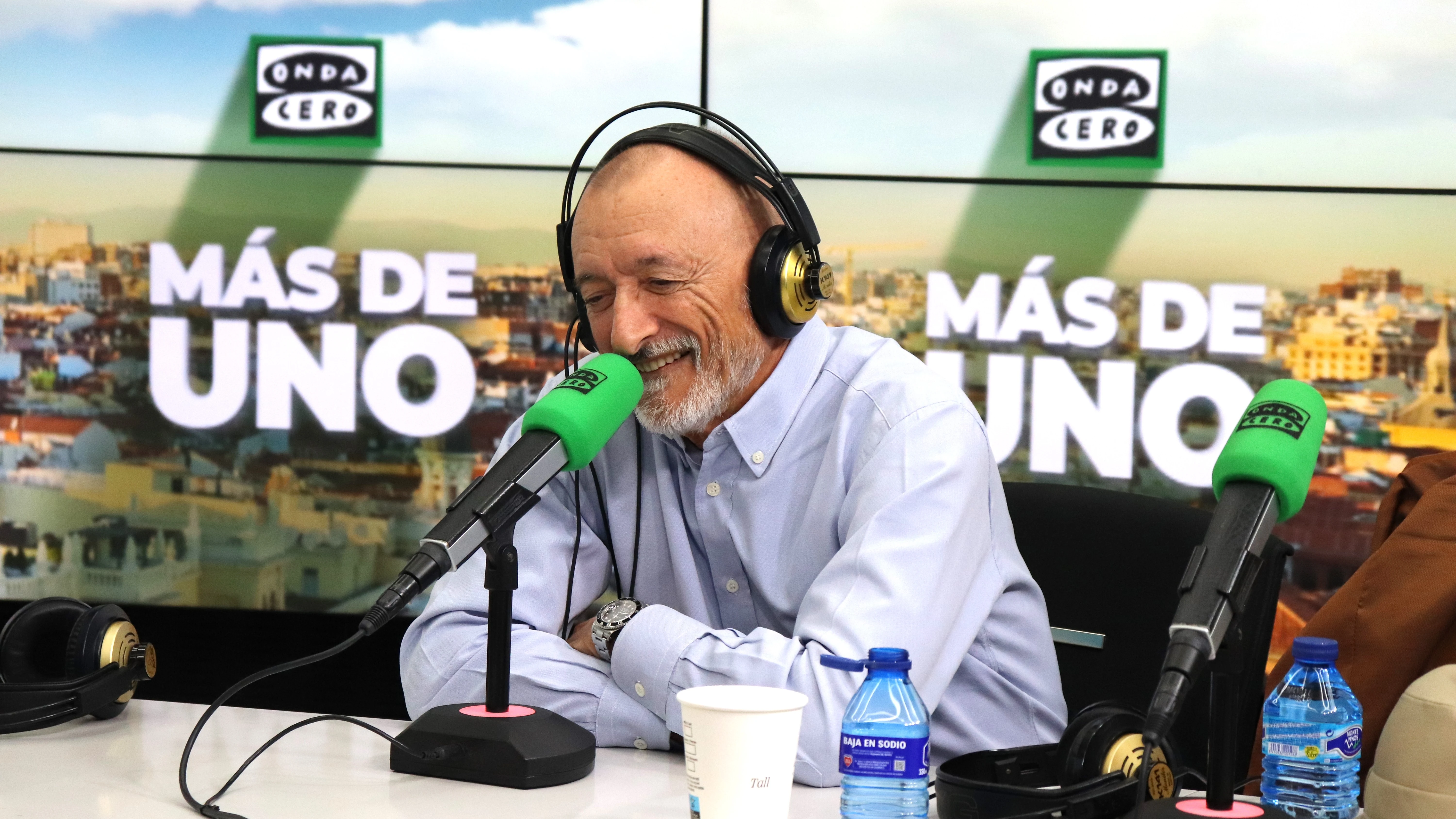Arturo Pérez-Reverte en 'Más de uno' durante la presentación de su novela 'La isla de la mujer dormida' Arturo Pérez-Reverte en 'Más de uno' durante la presentación de su novela 'La isla de la mujer dormida'