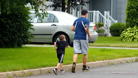 Un hombre camina junto a un niño El postre más saludable que se debe tomar a cualquier edad, según un nuevo estudio